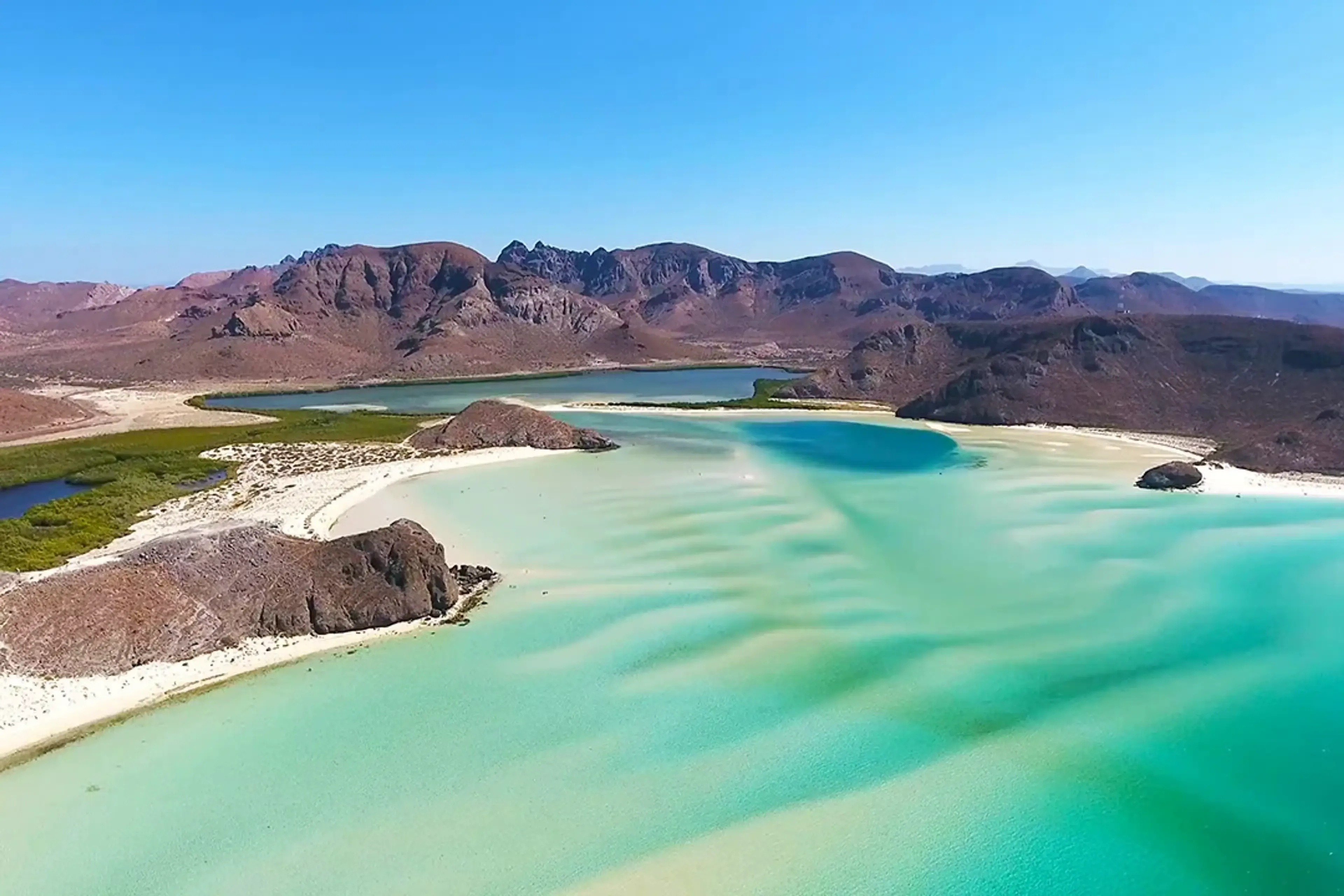 Vista de la playa Balandra con agua turquesa clara y arena