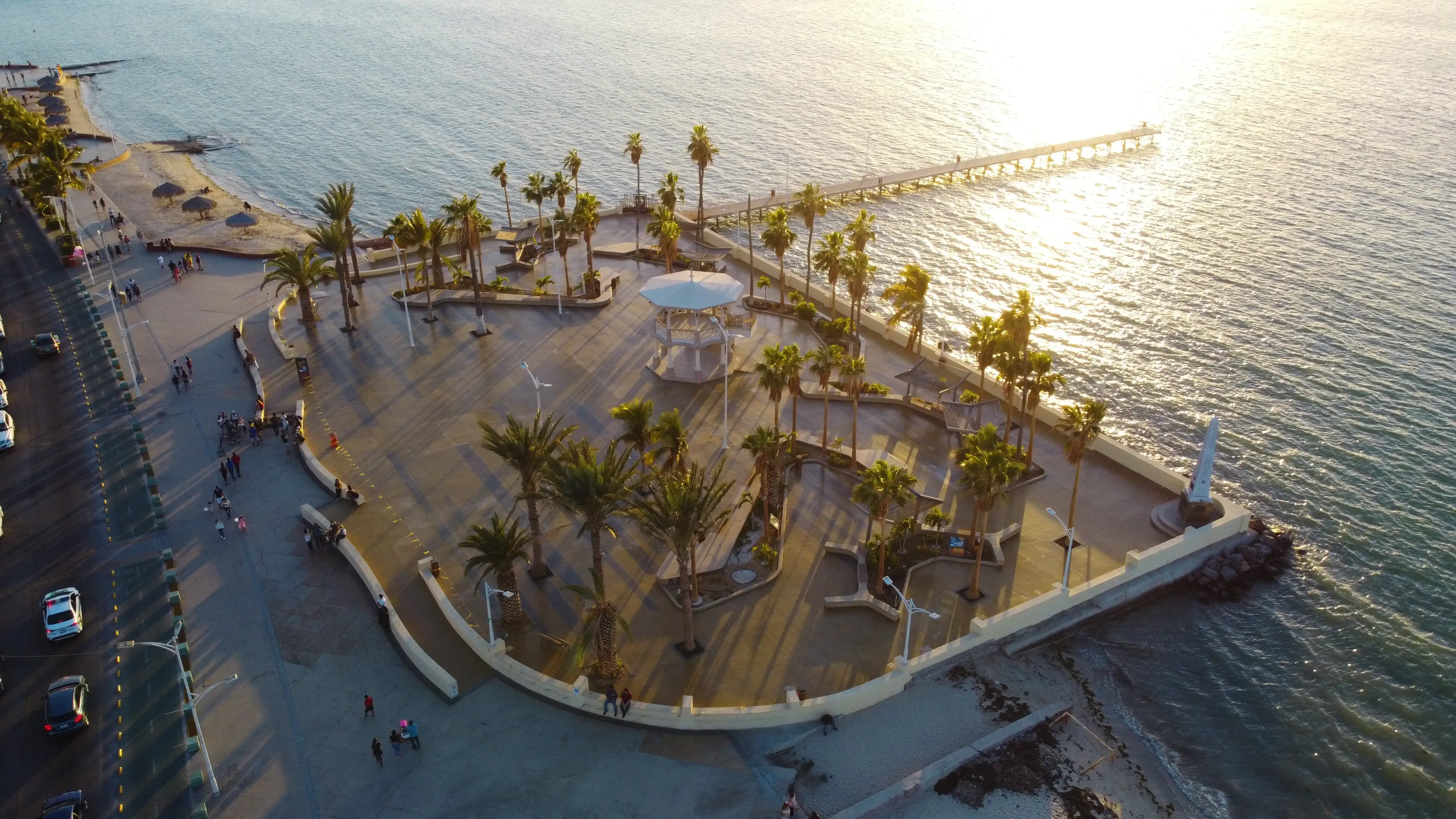 Kiosco en el malecón de La Paz con vista al mar