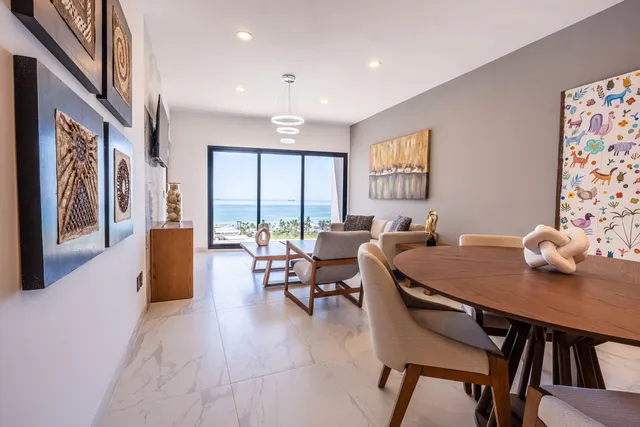 Sala y comedor con vista al mar en el departamento modelo de Vista Los Sueños