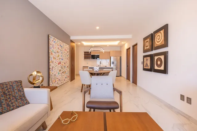 Sala de concepto abierto con vista hacia el comedor y la cocina