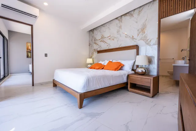 Recámara principal con cama king y acceso al baño