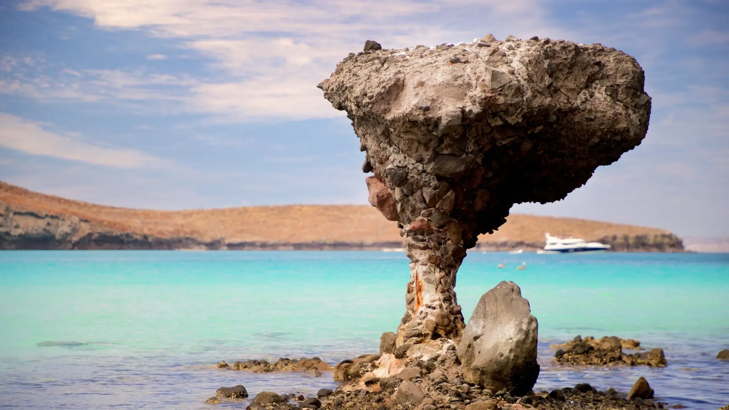 Formación rocosa en forma de hongo en la playa Balandra, La Paz